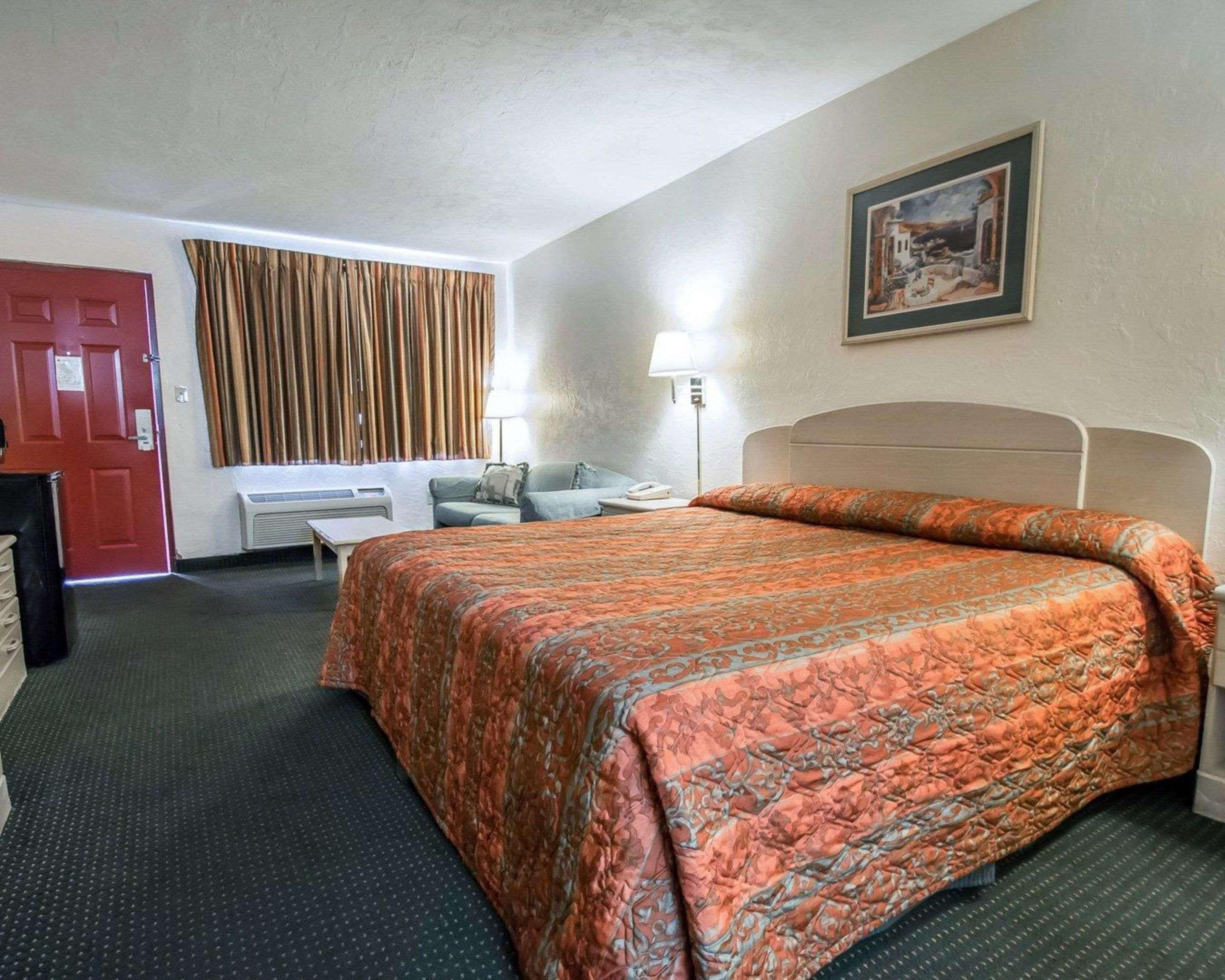 Rodeway Inn Gainesville - University Area Exterior photo